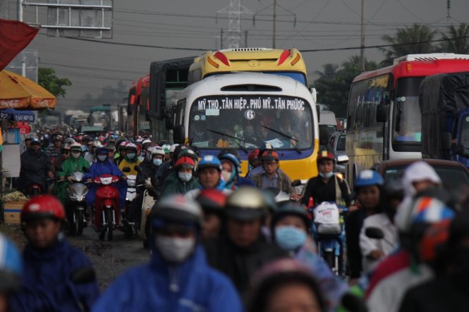 Phương tiện ùn ứ trên quốc lộ 1, đoạn qua đoạn ngã tư Lương Phú, huyện Châu Thành, tỉnh Tiền Giang.
