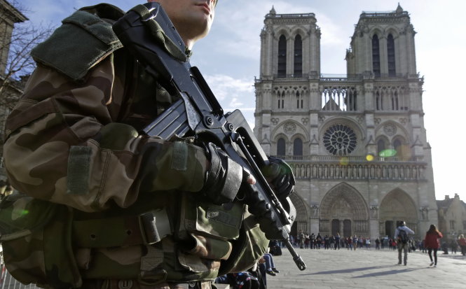 Binh sĩ Pháp tuần tra ở Paris sau vụ tấn công khủng bố đêm 13-11-2015 - Ảnh: Reuters