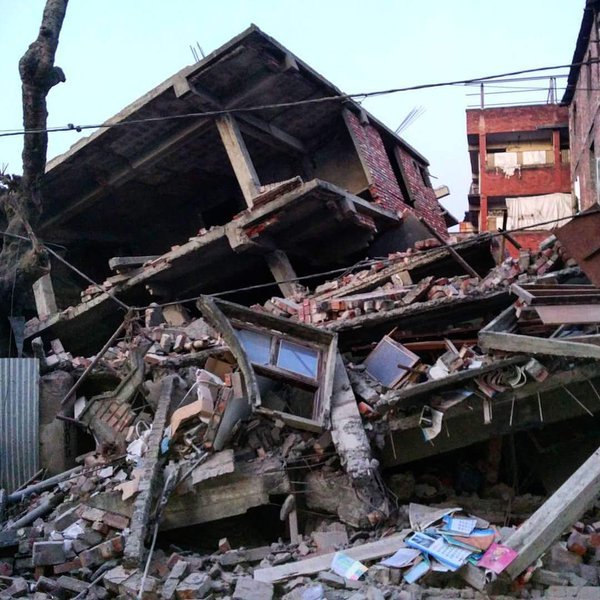 Một ngôi nhà bị sập tại Imphal sau trận động đất 6,7 độ richter Ảnh: Twitter
