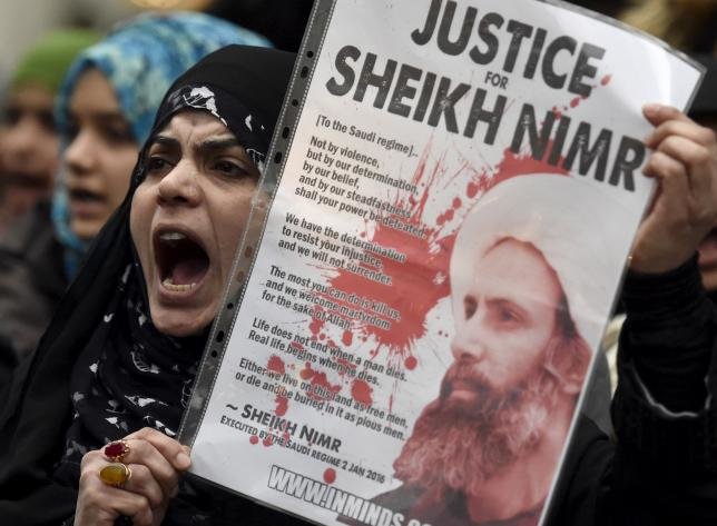 Người biểu tình phản đối việc hành quyết giáo sĩ người Shi’ite Nimr al-Nimr tại Saudi Arabia bên ngoài đại sứ quán Saudi Arabia ở London, Anh ngày 3-1-2016 - Ảnh: Reuters