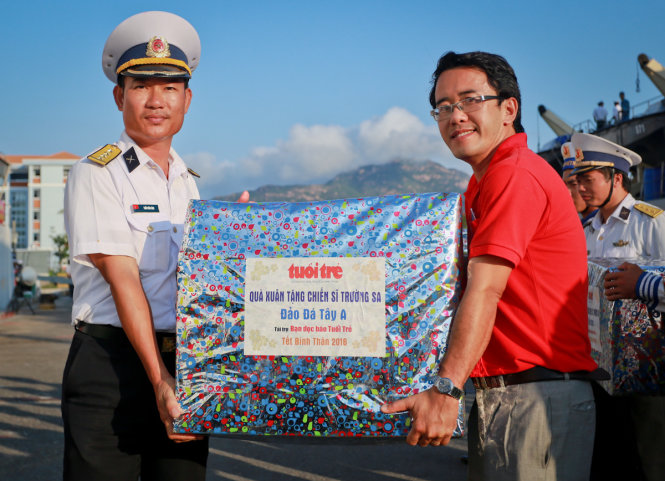 Đại diện báo Tuổi Trẻ trao quà xuân cho đại diện cán bộ, chiến sĩ trên đảo Đá Tây A - Ảnh: Tiến Thành