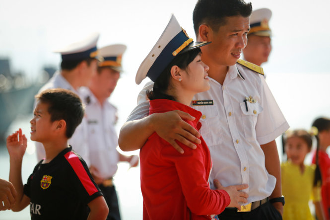Phút bịn rịn của vợ chồng trung úy Nguyễn Quang Định trước khi lên tàu làm nhiệm vụ trên đảo Sơn Ca - Ảnh: Tiến Thành
