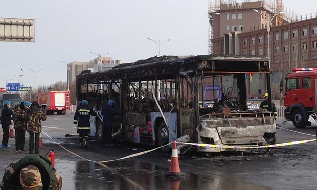 Chiếc xe buýt bị đốt cháy trơ khung - Ảnh: Guardian