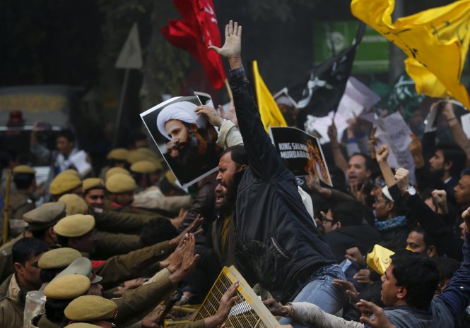 Biểu tình tại New Delhi, Ấn Độ ngày 4-1 phản đối việc xử tử giáo sĩ Nimr al-Nimr - Ảnh: Reuters