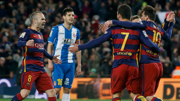 Các cầu thủ Barcelona ăn mừng bàn gỡ hòa 1-1 của Messi - Ảnh: Reuters