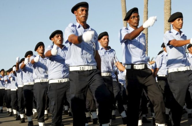 Các tân cảnh sát Libya tham dự lễ diễu hành trong lễ tốt nghiệp - Ảnh: Reuters