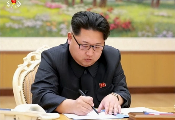 Đài truyền hình Triều Tiên công bố hình ảnh lãnh đạo Kim Jong Un ký sắc lệnh thử hạt nhân hôm 15-12-2015 - Ảnh: Reuters