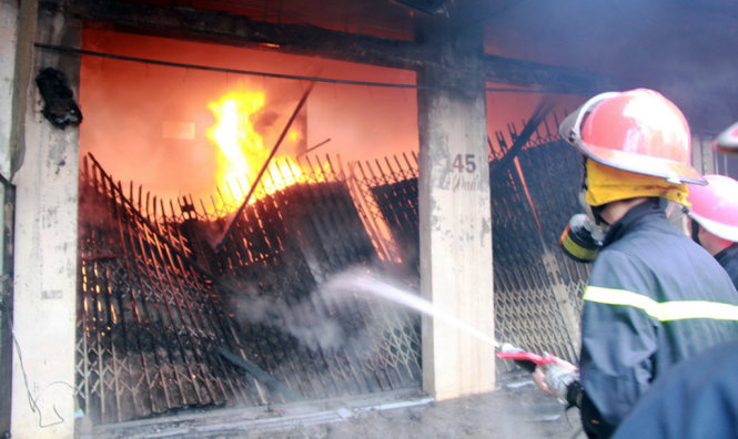 CS PCCC nỗ lực dập tắt đám cháy - Ảnh: Trung Tân