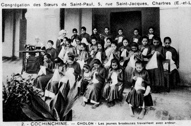 Lớp nữ công trường Saint Paul trong giờ thực tập may thêu 1920