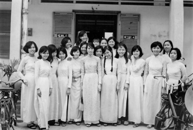 Nữ sinh và nữ giáo sư trường LV Duyệt Gia Định