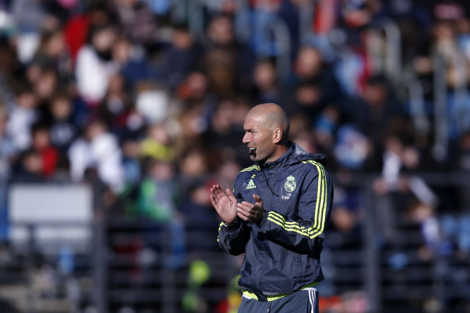 Hàng ngàn CĐV háo hức đến xem buổi tập đầu tiên của HLV Zidane ở Real Madrid - Ảnh: Reuters