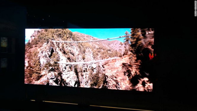 Samsung giới thiệu hai TV ráp thành một màn hình 91-inch tỉ lệ 21:9 để xem phim, có thể tách rời - Ảnh: CNN