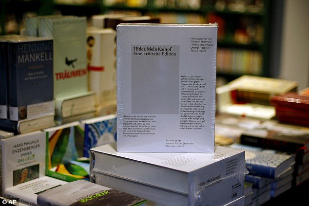Phần tự truyện của Hitler mới xuất bản bày bán tại nhà sách ở Munich (Đức).