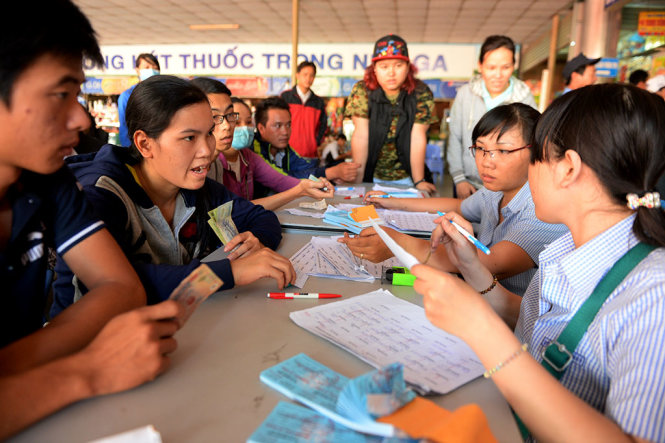 Người dân mua vé xe tết tuyến TP.HCM - Đắk Lắk tại bến xe Miền Đông sáng 10-1  - Ảnh: Hữu Khoa