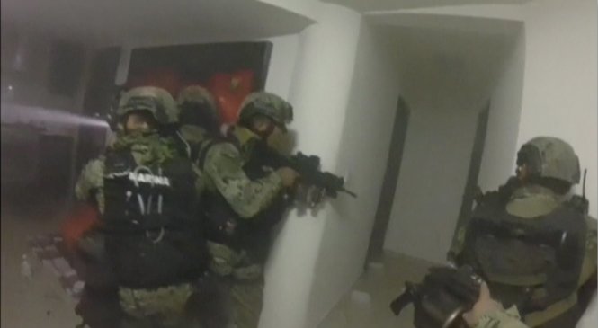 Lực lượng thủy quân lục chiến Mexico đang vây ráp trùm ma túy El Chapo tại Los Mochis - Ảnh cắt từ video của lực lượng hải quân