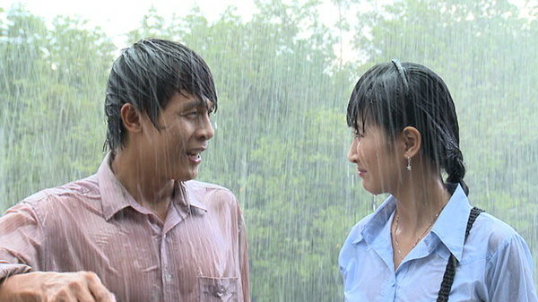 Diễn viên Hòa Hiệp và Quỳnh Lam trong phim Đi qua mùa mưa - Ảnh: ĐPCC