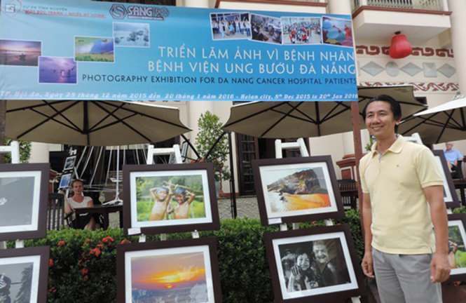 Trần Thanh Sang tại triển lãm vì bệnh nhân ung bướu diễn ra ở Hội An - Ảnh: H.Duy