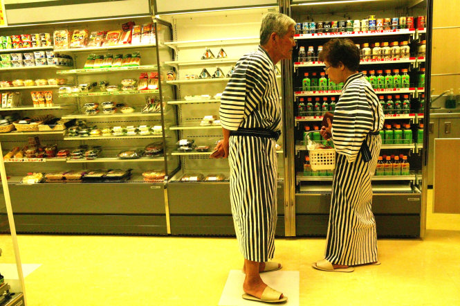 Hai người cao tuổi mua thực phẩm tại cửa hàng ở quận Shinjuku, Tokyo, Nhật Bản - Ảnh: Hoài Linh
