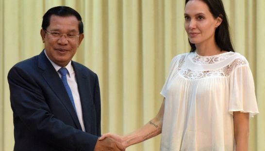 Thủ tướng Campuchia Hun Sen gặp Angelina Jolie Pitt tháng 9 - 2015. Ảnh: AFP