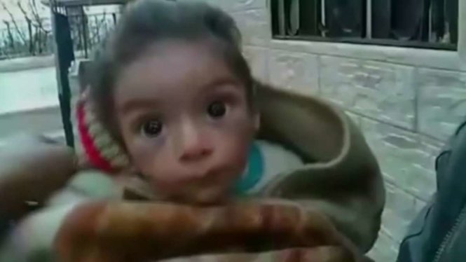 Hình ảnh cắt từ video cho thấy trẻ em kiệt sức vì đói ngày càng nhiều ở Madaya  - Ảnh: Reuters