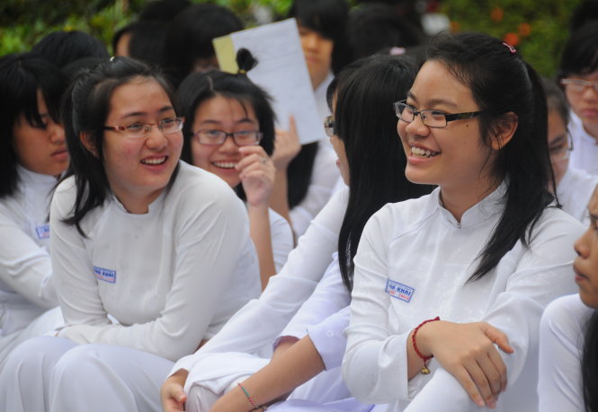 Nữ sinh Trường THPT Nguyễn Thị Minh Khai, quận 3, TP.HCM trong những tà áo dài tinh khôi - Ảnh: Tự Trung