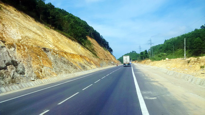 Quốc lộ 19 đoạn qua đèo Mang Yang được đầu tư nâng cấp, nền đường được mở rộng thông thoáng giảm thiểu tình trạng kẹt xe cục bộ thường xuyên xảy ra trong thời gian trước - Ảnh: B.D