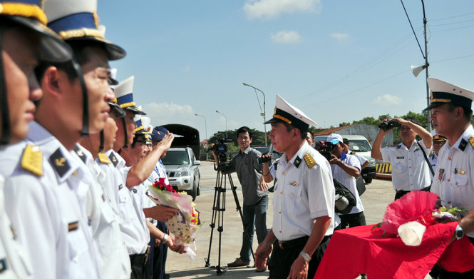 Đại tá Trương Công Thế - phó Chính ủy Bộ tư Lệnh Vùng 2 Hải quân tặng hoa, động viên các chiến sĩ lên đường làm nhiệm vụ - Ảnh: Đức Trong