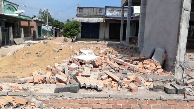 Nhà vệ sinh xây dựng đối diện với khu vực nhà dân đã bị đập bỏ, thiệt hại do bà Phạm Thị Kiều Phương bỏ tiền túi ra khắc phục - Ảnh: Nguyễn Nam