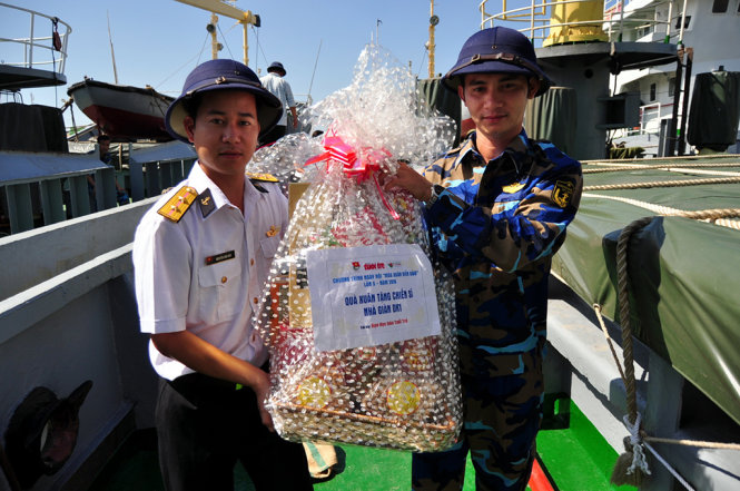 Những phần quà do bạn đọc báo Tuổi Trẻ đóng góp được gửi đến các chiến sĩ đang công tác ngoài khơi xa - Ảnh: Đức Trong