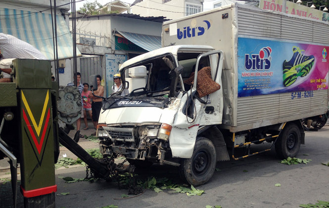 Xe tải bị móp méo hư hỏng - Ảnh: Ngọc Khải