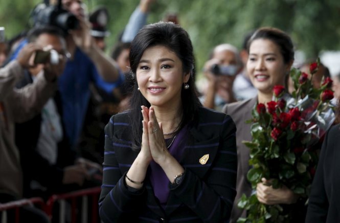 Cựu thủ tướng Thái Lan Yingluck Shinawatra chào mọi người khi bà tới phiên tòa của Tòa án Tối cao ngày 15-1-2016 về vụ việc liên quan tới cáo buộc tội tham nhũng trong chính sách trợ giá lúa gạo– Ảnh: Reuters