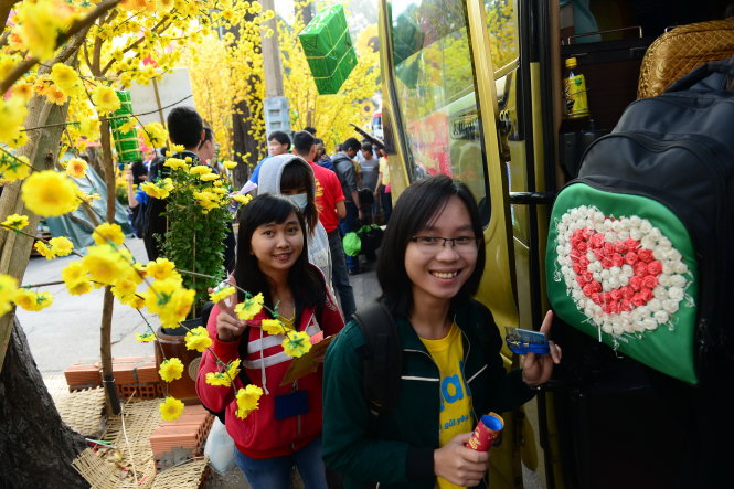 Niềm vui của những bạn sinh viên có hoàn cảnh khó khăn trên các chuyến xe mùa xuân về sum họp cùng gia đình dịp Tết 2015 - Ảnh: Quang Định