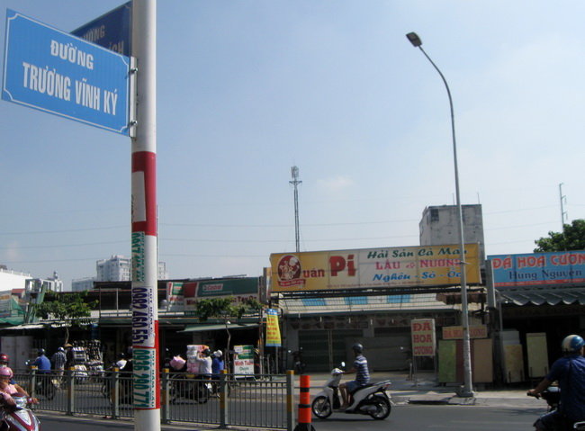Đường Trương Vĩnh Ký giáp với đường Lũy Bán Bích ở quận Tân Phú (ảnh chụp sáng 11-1-2016). Ảnh: Hồ Tường