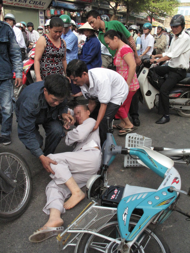Một vụ tai nạn giao thông trên đường Trường Chinh, phường 3, quận Tân Bình, TP.HCM. Người dân trên đường cùng nhau giúp đỡ đưa nạn nhân đi bệnh viện cấp cứu - Ảnh: Hoài :Linh