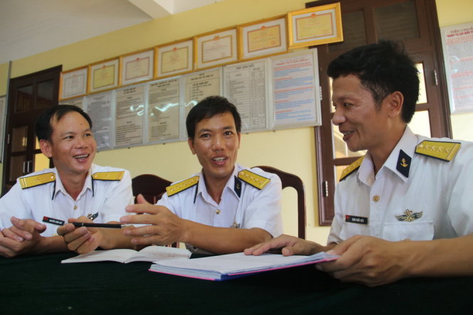 Đại úy Đặng Quốc Hiếu (phải), nguyên chính trị viên đảo Đá Lớn A, bàn giao công việc tư vấn tâm lý cho chính trị viên đảo Đá Lớn A Hoàng Văn Sinh (giữa) - Ảnh: Hà Bình