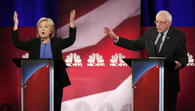 Bà Clinton và ông Sanders đấu khẩu nảy lửa trong cuộc tranh luận - Ảnh: Reuters