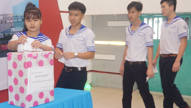 Học sinh Trường Nhân Việt đóng góp cho chương trình “Vì Trường Sa thân yêu” - Ảnh: H.HG.