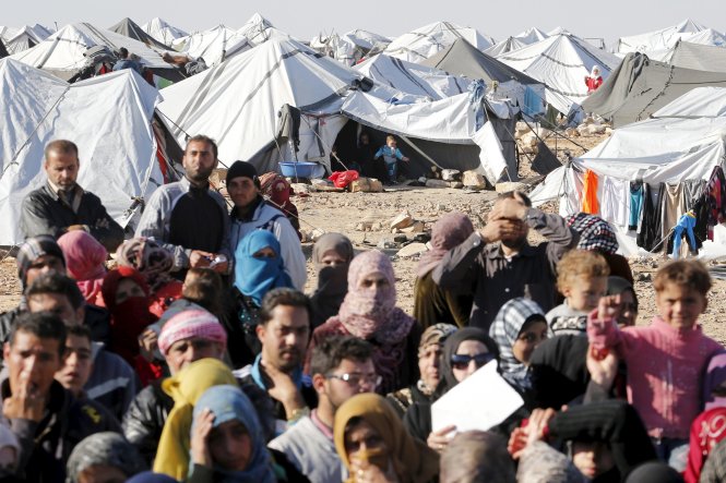 Người di cư Syria chen chúc trong một khu trại ở biên giới với Jordan - Ảnh: Reuters