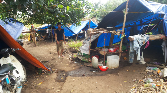 Nơi ăn ở của người chặt mía thuê dọc đường Trường Sơn Đông