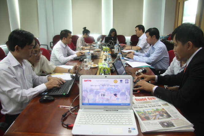 Toàn cảnh một buổi giao lưu trực tuyến về tuyển sinh ĐH, CĐ năm 2015 được tổ chức tại tòa soạn báo Tuổi Trẻ - Ảnh: Trần Huỳnh