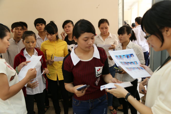 Thí sinh làm thủ tục trước giờ thi THPT quốc gia 2015 tại cụm thi Trường ĐH Sài Gòn - Ảnh: Như Hùng