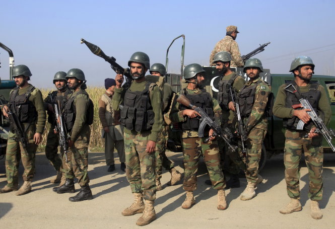 Binh sĩ Pakistan tập trung bên ngoài Trường ĐH Bacha Khan chuẩn bị diệt khủng bố - Ảnh: Reuters