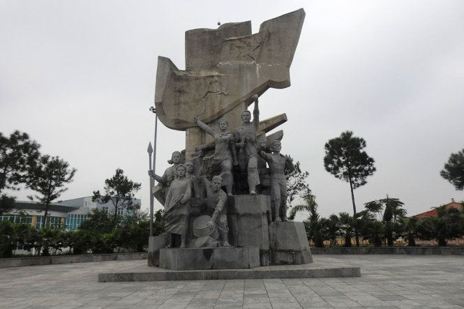 Nhìn từ xã thấy tượng đài Xô Viết Nghệ Tĩnh đã bị vàng hanh - Ảnh: Văn Định