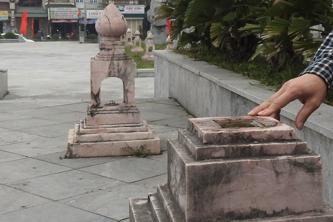 Những cột đèn hoa sen bị gãy mất đài hoa - Ảnh: Văn Định