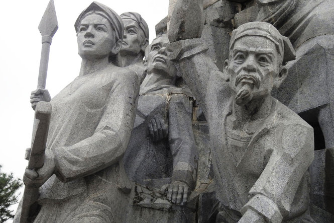 Rất nhiều họa tiết ở phần tượng đài rạn bóc - Ảnh: Văn Định