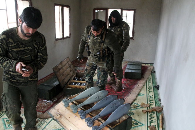 Các tay súng nổi dậy Quân đội giải phóng Syria (FSA) chuẩn bị vũ khí chiến đấu. FSA đang thất thế - Ảnh: Reuters