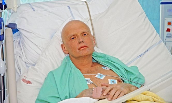 Cựu điệp viên KGB Alexander Litvinenko trên giường bệnh hồi tháng 11-2006 Ảnh: AFP