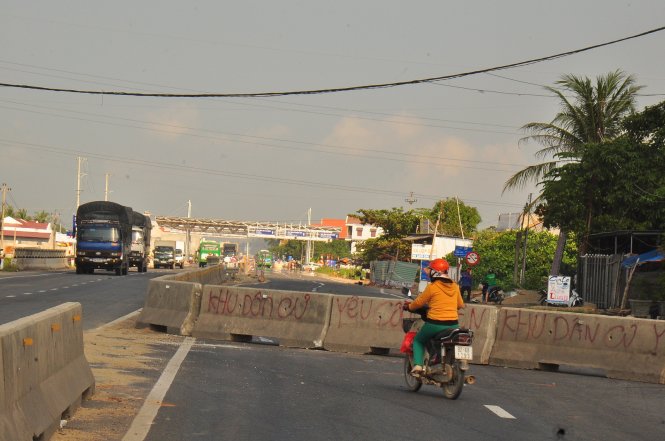 Dải phân cách chắn ngang làn đường quốc lộ 1 qua xã Nghĩa Phương - Ảnh: Trần Mai