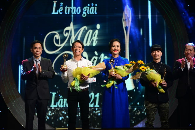Yêu - một phim đồng tính được yêu thích của đạo diễn Việt Max cùng vở kịch Nửa đời hương phấn (đạo diễn Ái Như) và chương trình Ơn giời cậu đây rồi đã là 3 giải Mai Vàng đầu tiên được công bố từ chiều 21-1 nhưng được trao giải vào tối nay 22-1. Ảnh: Quang Định