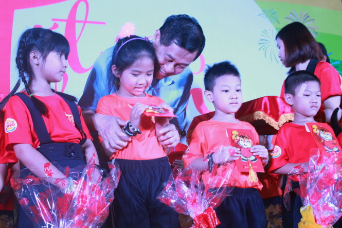 Ông Johnathan Hạnh Nguyễn - đại diện đơn vị tài trợ kinh phí tổ chức ngày hội - tặng quà và lao lì xì cho các bạn nhỏ - Ảnh: Q.L.